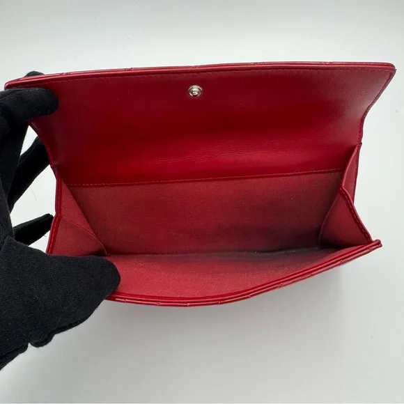 Chanel Red Quilted Wallet with Iconic CC Logo - Picture 4 of 13